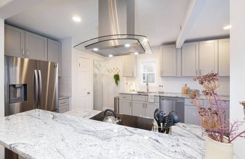 Kamm's Corners Apartment | Large 4 Bedroom Renovated With Hot Tub & Game Room
