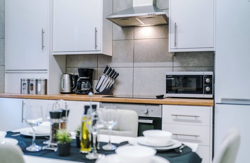 Chorlton-on-Medlock House | *Large 4BR House* | Pool Table | Free Parking | PS4 + Games | Desk Space