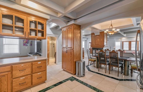 Ryland House | Large 6 Bedroom DT SJ Getaway with Huge Backyard and 2 car garage. Fast Wifi