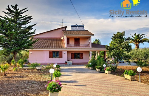 Cattolica Eraclea Villa | Large and bright villa just 5 minutes driving from the beautiful Eraclea Minoa