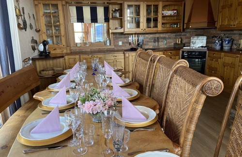 Kvam House | Large and spacious holiday home in the Hardangerfjord, with shoreline and hot tub.