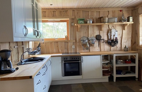 Kvam House | Large and spacious holiday home in the Hardangerfjord, with shoreline and hot tub.