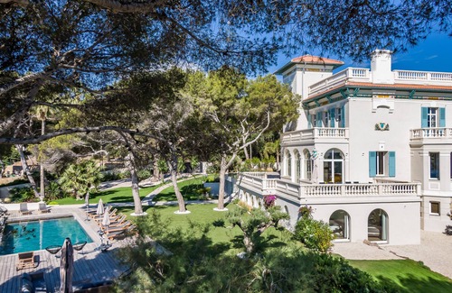 La Seyne-sur-Mer House | Large beachfront property with hotel services