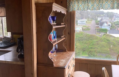 Lincoln City Apartment | LARGE BOUTIQUE VINTAGE 2 BEDROOM OCEAN VIEW SUITE #2 W/FULL KITCHEN&WOOD BURN FP