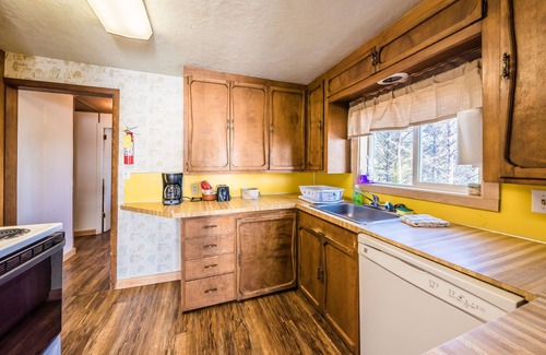 Lincoln City Apartment | LARGE BOUTIQUE VINTAGE 2 BEDROOM OCEAN VIEW SUITE #2 W/FULL KITCHEN&WOOD BURN FP