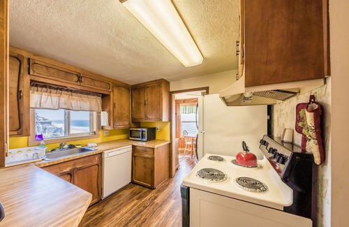 Lincoln City Apartment | LARGE BOUTIQUE VINTAGE 2 BEDROOM OCEAN VIEW SUITE #2 W/FULL KITCHEN&WOOD BURN FP