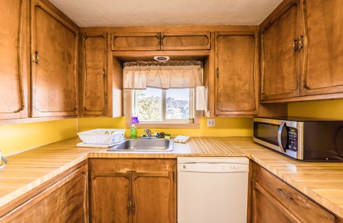 Lincoln City Apartment | LARGE BOUTIQUE VINTAGE 2 BEDROOM OCEAN VIEW SUITE #2 W/FULL KITCHEN&WOOD BURN FP