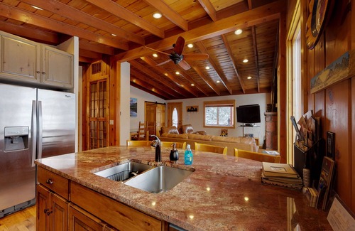 Green Mountain Falls Cabin | Large cabin with jetted tub, close to the gazebo, town plaza & hiking trails