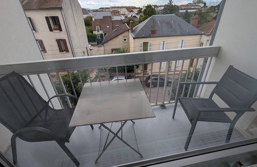 Bourroches Apartment | Large, comfortable apartment in Dijon, well located and well exposed.