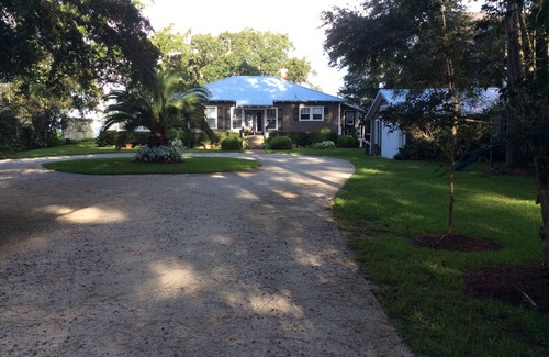 Fairhope House | Large Family Friendly Mobile Bay Home Near Shopping, Dining and Grand Hotel.