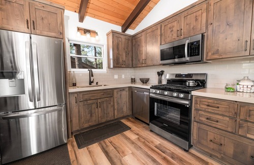 Moonridge Cabin | Large Fenced Yard Fire Pit EV Walk to Zoo/Bear Mountain ~ Antler Inn