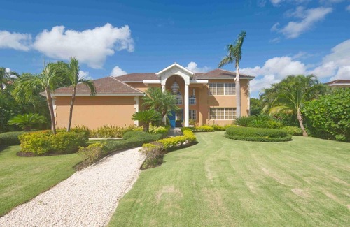 Punta Cana Villa | Large Golf View Villa With Pool Jacuzzi and Staff