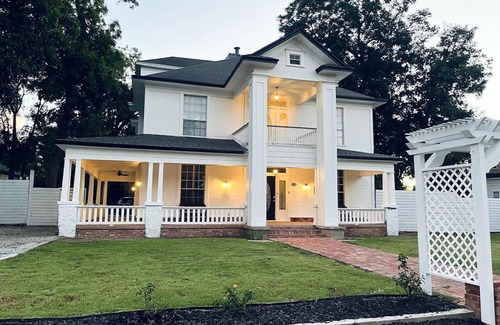 Waco House | Large Group Space - King Beds -Firepit - Rose Haven, King Beds -Minutes to Magnolia -Large Group Spa