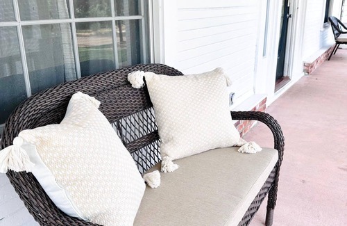 Waco House | Large Group Space - King Beds -Firepit - Rose Haven, King Beds -Minutes to Magnolia -Large Group Spa