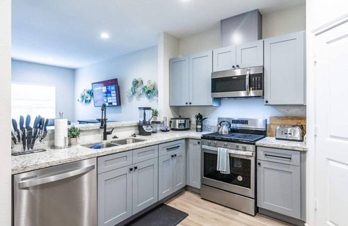 Foster Place House | Large groups stays near NRG