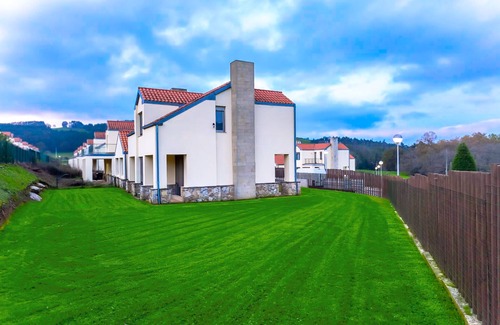Hazas de Cesto Ski Chalet | Large house with garden next to beaches and mountains