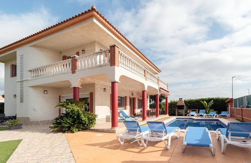 Cubelles Villa | Large house, with pool, barbecue, garden, wifi 1500 meters from sandy beach