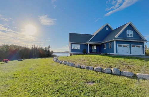 East Lawrencetown Cottage | Large Lawrencetown lakefront cottage