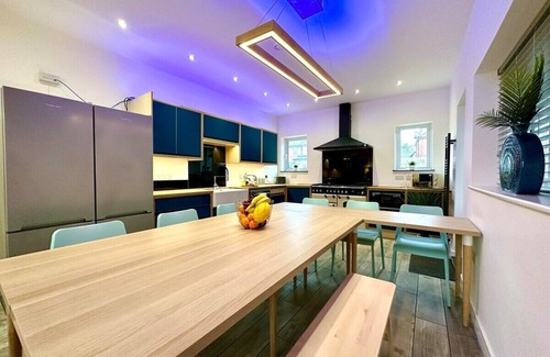 Winton House | Large NEW 4 bedroom house Sleeps 12 Accepts Groups