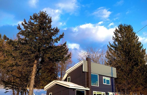 Minamifurano House | Large panoramic view of the ski slopes from the large windows. Ezo squirrels and wild birds visit the windows and can be fed during your stay. The warmth of the wood stove creates a comfortable moment. (Pets are allowed.)