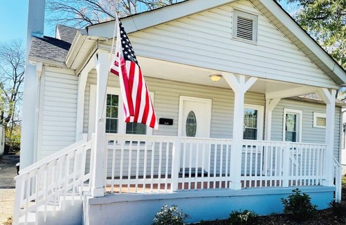 Crestline Heights House | Large, Renovated On E. Lake Park! Comfy Cottage