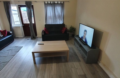 Livesey House | Large Room (Sleeps 3) CLOSE TO CENTRAL LONDON