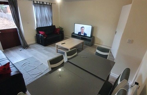 Livesey House | Large Room (Sleeps 3) CLOSE TO CENTRAL LONDON