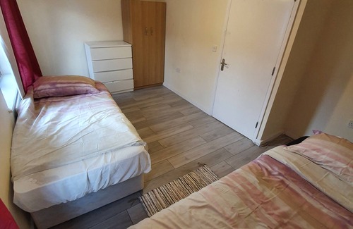 Livesey House | Large Room (Sleeps 3) CLOSE TO CENTRAL LONDON