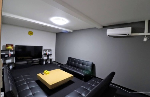 Minato House | Large scale There is a party room and theater ro - The Dutch/Osaka Ōsaka