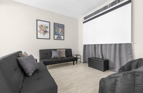 Solana House | Large Spacious Home w Private Pool & Hot Tub