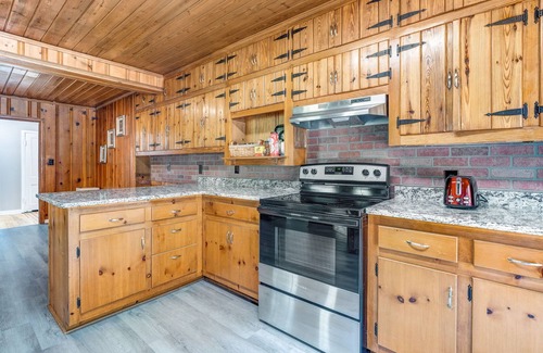 McCalla House | LARGE Stone Home, Convenient to UA, Hoover Met, GOLF