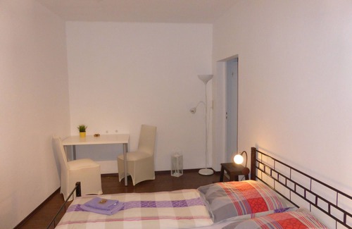 Jena-West Apartment | Large sunny apartment for 6 near center free WiFi & parking
