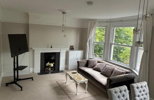 Royal Tunbridge Wells Apartment | Large Victorian Apartment With High Speed Wifi 350mbps