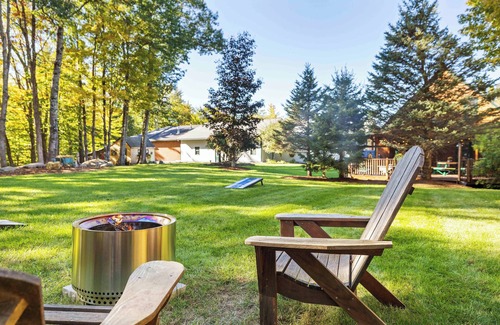Holderness House | Large Well Equipped Pet Friendly Home with Hot Tub | Bank of NH Pavilion 19 mins | Iconic Fall Foliage central location | Air Conditioning | Walk to Squam Lake Beach | Main Level Bedroom and Bathroom