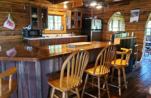 Crawford County Cabin | Larsen Rustic Secluded Log Cabin W/Outdoor Hot Tub