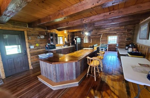 Crawford County Cabin | Larsen Rustic Secluded Log Cabin W/Outdoor Hot Tub