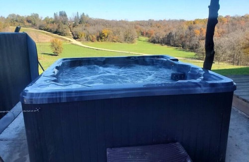 Crawford County Cabin | Larsen Rustic Secluded Log Cabin W/Outdoor Hot Tub