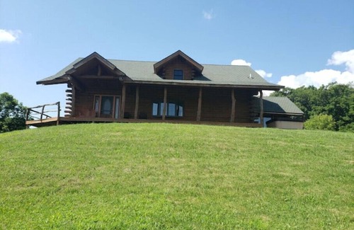 Crawford County Cabin | Larsen Rustic Secluded Log Cabin W/Outdoor Hot Tub