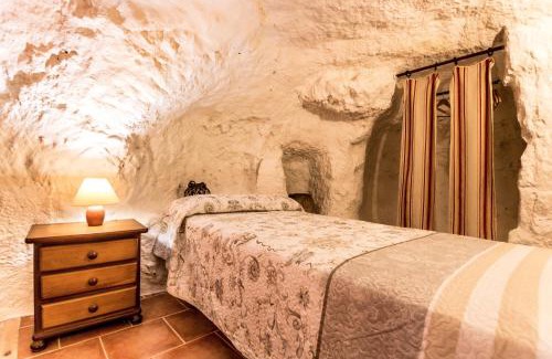Alcala del Jucar House | Las Cuevas Del Abismo