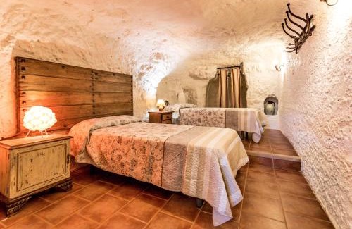 Alcala del Jucar House | Las Cuevas Del Abismo