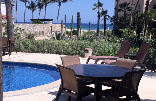 Zona Hotelera Condo | Las Mananitas - Beachfront Groundfloor 1BR Condo, Semi-Private Pool