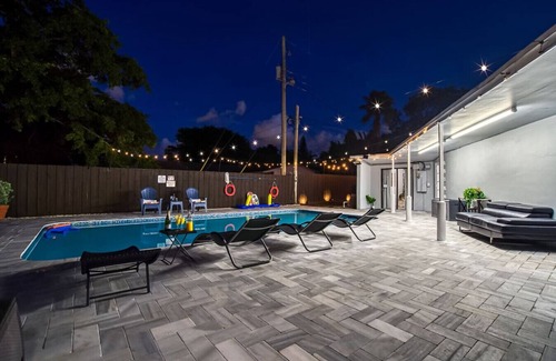 Sunset Villa | Las Olas Getaway Pool, BBQ, Mini Golf & Game Room