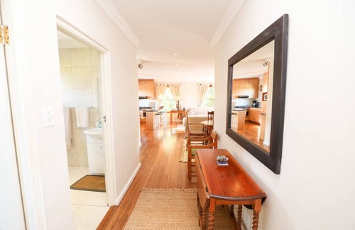 Constantia Cottage | Lavender Cottage Upstairs 2 Bedrooms,2 Bathrooms with Magnificent mountain views