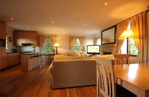 Constantia Cottage | Lavender Cottage Upstairs 2 Bedrooms,2 Bathrooms with Magnificent mountain views