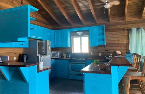 Isla de Utila House | Lavender House at Treasure Beach - Secluded Beach House