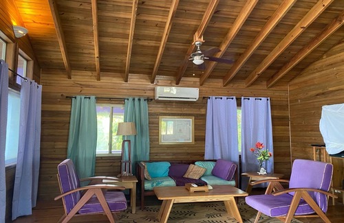 Isla de Utila House | Lavender House at Treasure Beach - Secluded Beach House