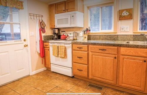 Camp Connell Cabin | LAZY BEAR CABIN! Sleeps 10-12, wheelchair accessible, great Highway 4 location.