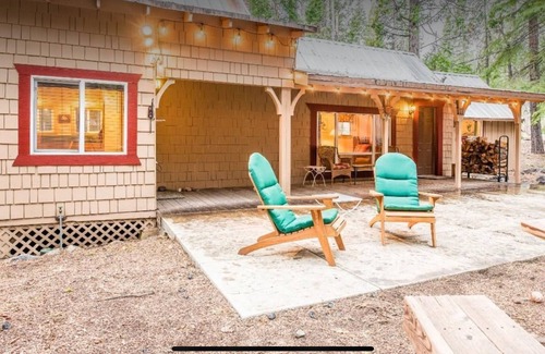 Camp Connell Cabin | LAZY BEAR CABIN! Sleeps 10-12, wheelchair accessible, great Highway 4 location.