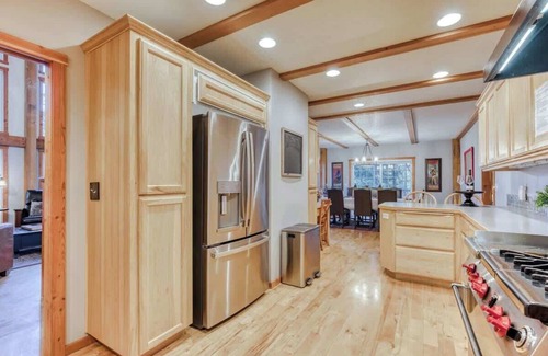 Welches Cabin | Lazy Bear Lodge: Hot Tub Resort Pool & Game Room