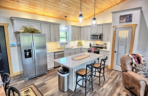 Jefferson Cabin | Lazy Bear Lodge-Open for Bookings! Hot Tub, Fire Pit, WIFI, Pets Considered